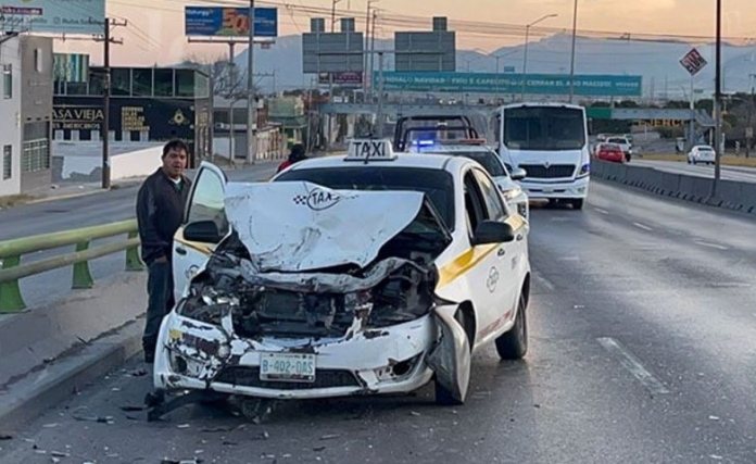 Taxi sufre daños severos tras chocar contra una Jeep en el periférico LEA
