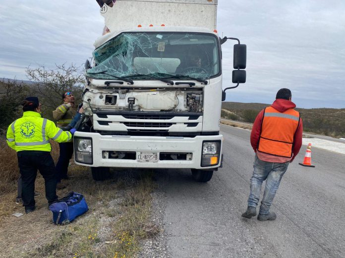 Un herido en choque entre unidades de carga en la autopista premier