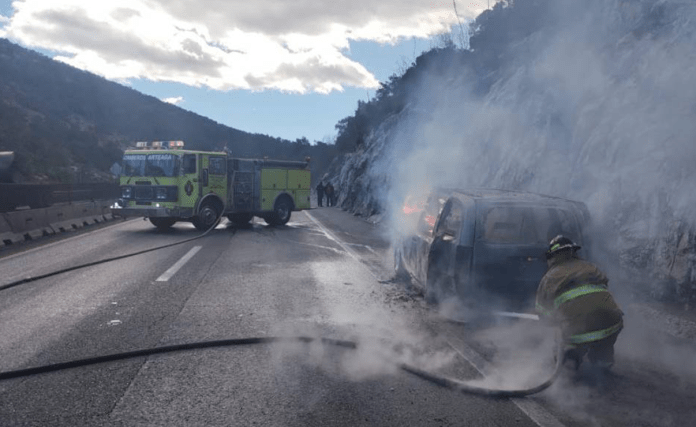 Vehículo familiar se incendia en carretera 57 de Los Chorros sin causar heridos
