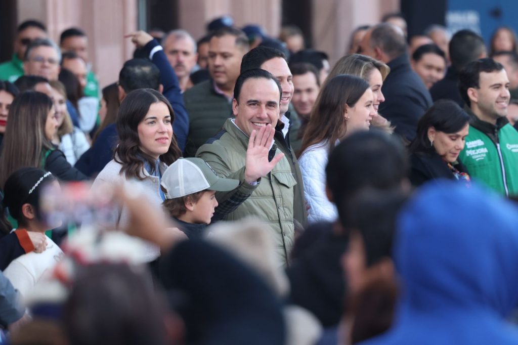 Conviven Manolo y Paola con cientos de familias en la tradicional rosca de Reyes