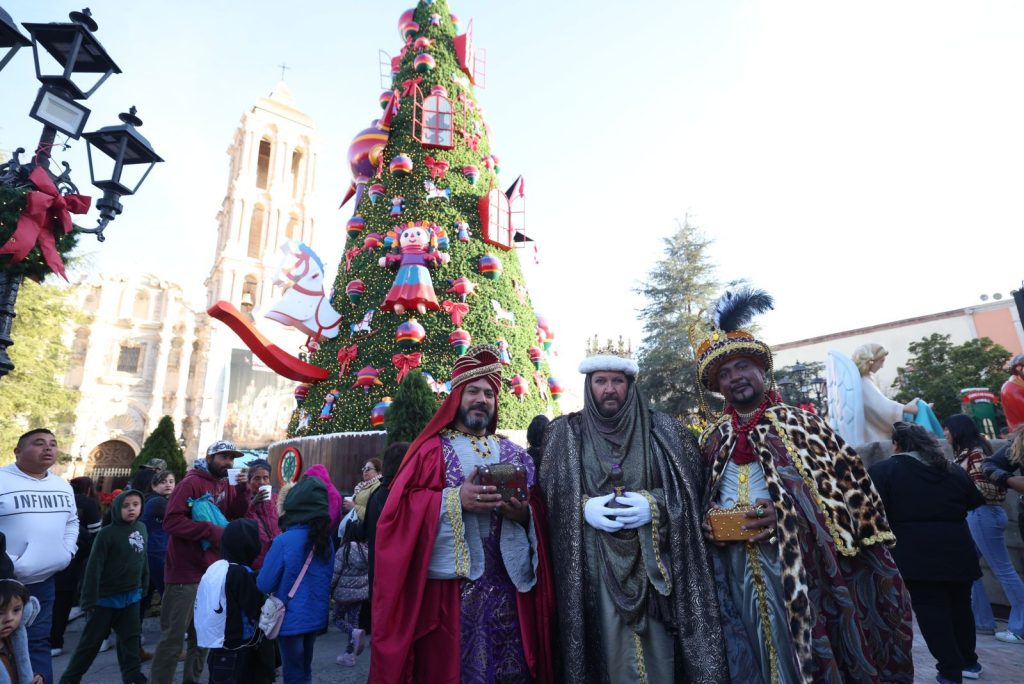 Conviven Manolo y Paola con cientos de familias en la tradicional rosca de Reyes
