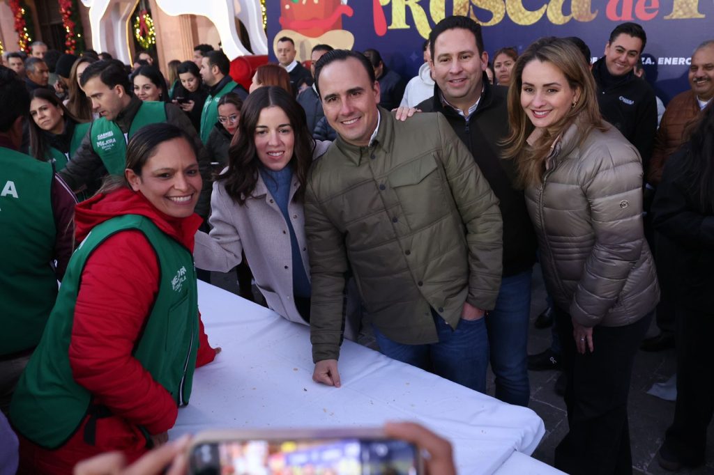 Conviven Manolo y Paola con cientos de familias en la tradicional rosca de Reyes