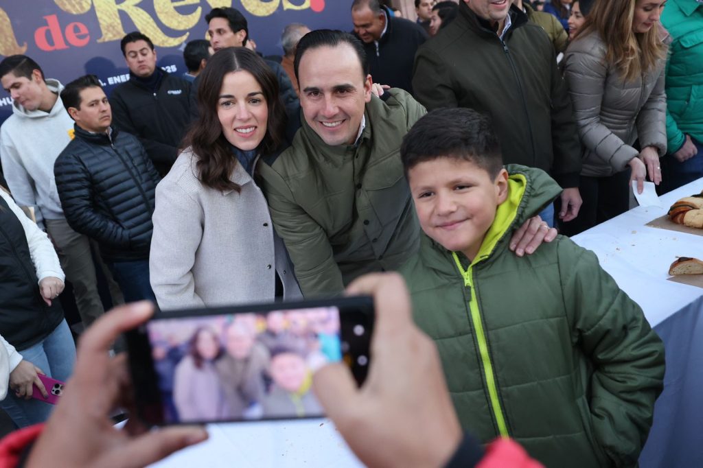 Conviven Manolo y Paola con cientos de familias en la tradicional rosca de Reyes
