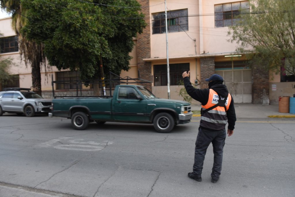 Agentes de vialidad despliegan operativo por el regreso a clases