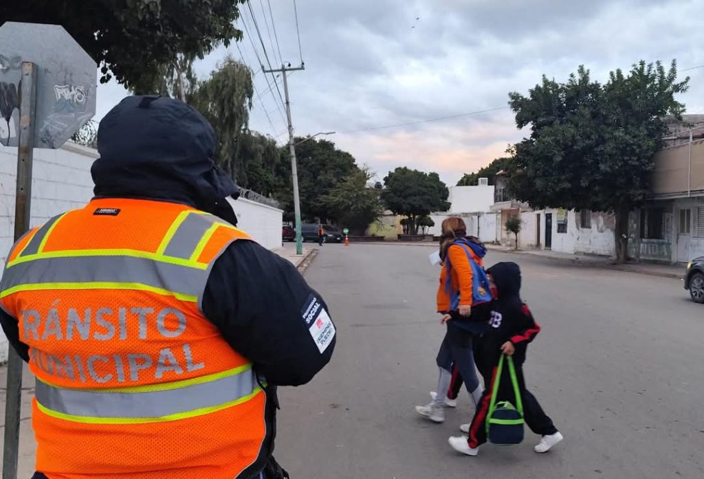 Agentes de vialidad despliegan operativo por el regreso a clases