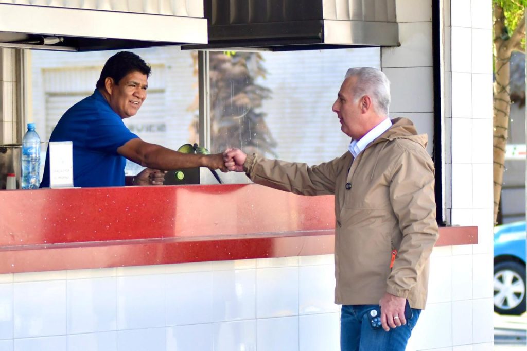 Román Alberto Cepeda González supervisa la obra del Corredor Matamoros