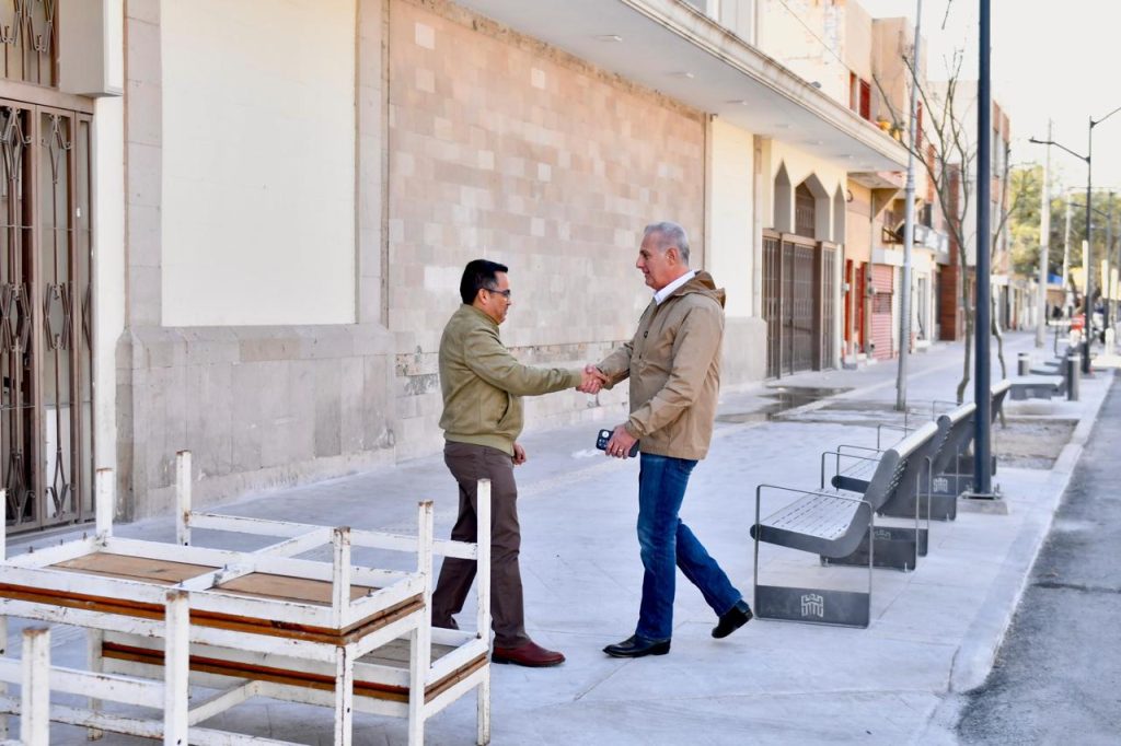 Román Alberto Cepeda González supervisa la obra del Corredor Matamoros