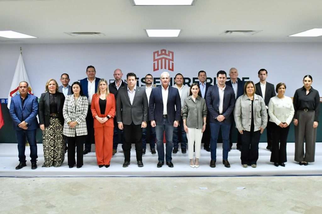 Román Cepeda entrega nuevos nombramientos de directores