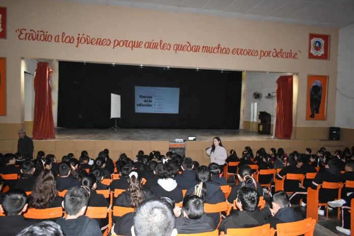 Imparten conferencia “Si te drogas, te dañas” en secundaria de Sabinas