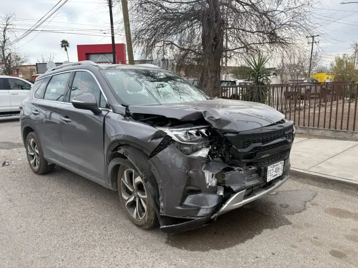 Choque en la zona centro deja cuantiosos daños materiales