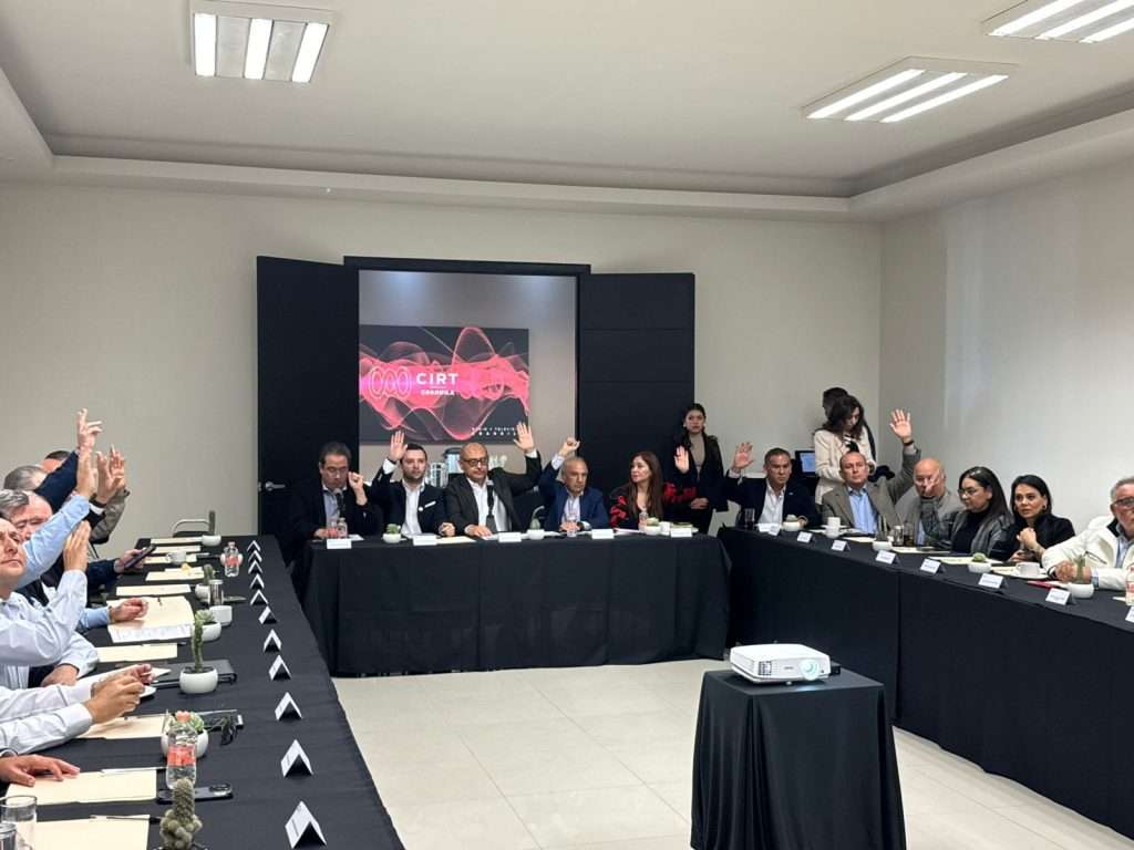 Rolando Andrée González Michelena presenta informe; fija postura ante cambios en regulación y telecomunicaciones