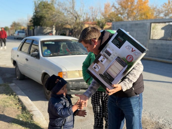 Hugo Lozano lleva gas y apoyos a familias de San Buenaventura