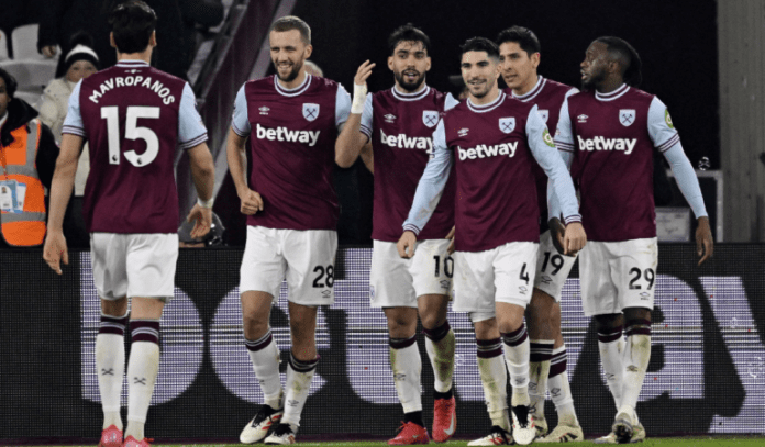 Edson Álvarez le gana a Raúl Jiménez en el duelo de mexicanos de la Premier League