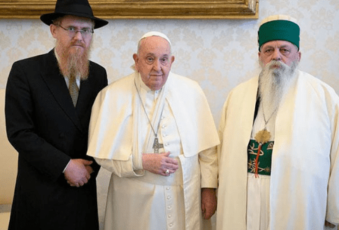 El Papa Francisco sufrió caída y usa inmovilizador en el brazo
