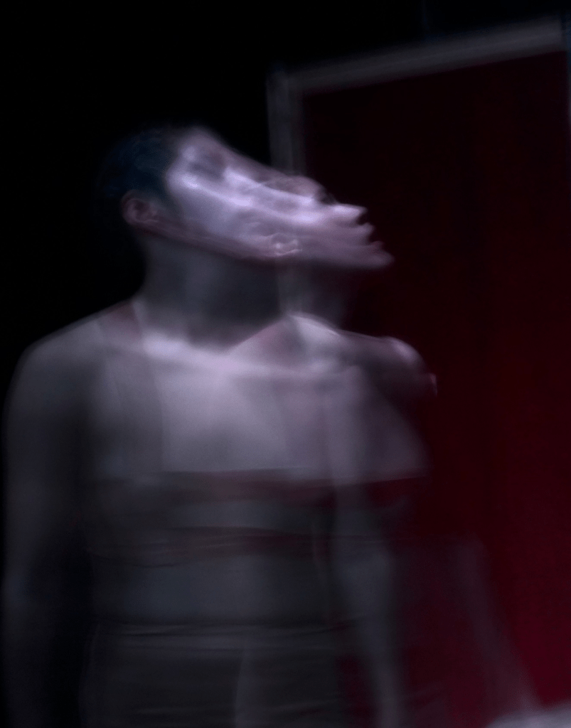 "La sombra del polvo", una danza contemporánea que reflexiona sobre el movimiento del residuo