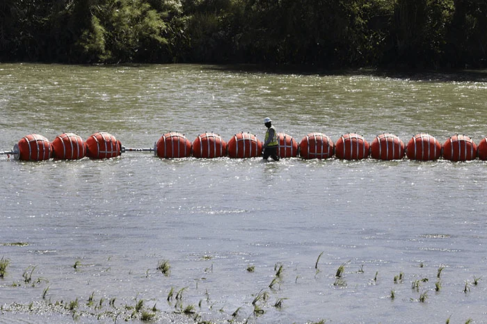 ¡Se amplía el muro flotante!: Avanza rápidamente la instalación de más boyas en el río Bravo
