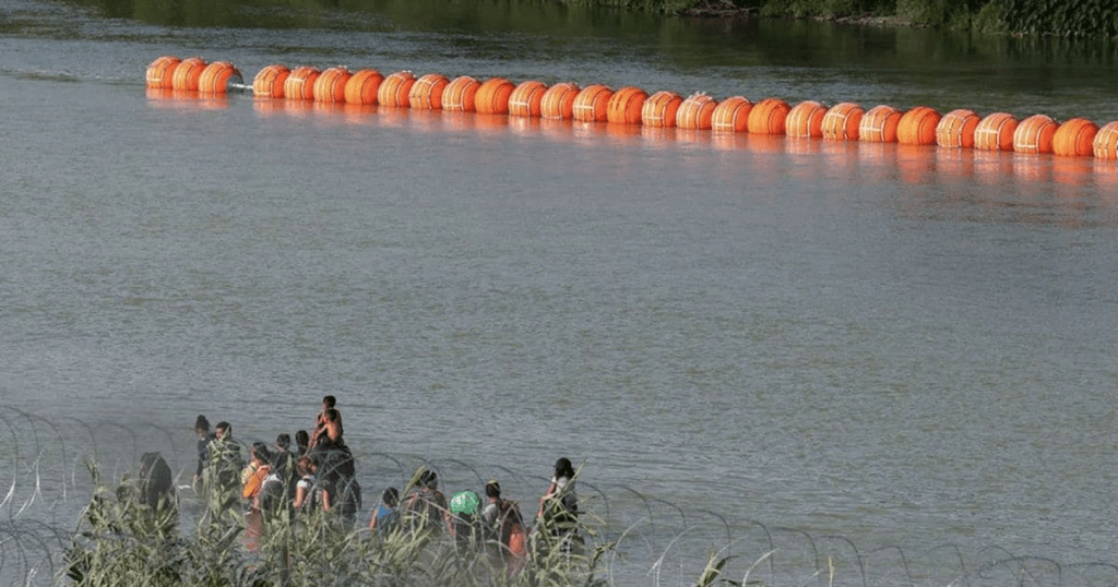 ¡Se amplía el muro flotante!: Avanza rápidamente la instalación de más boyas en el río Bravo