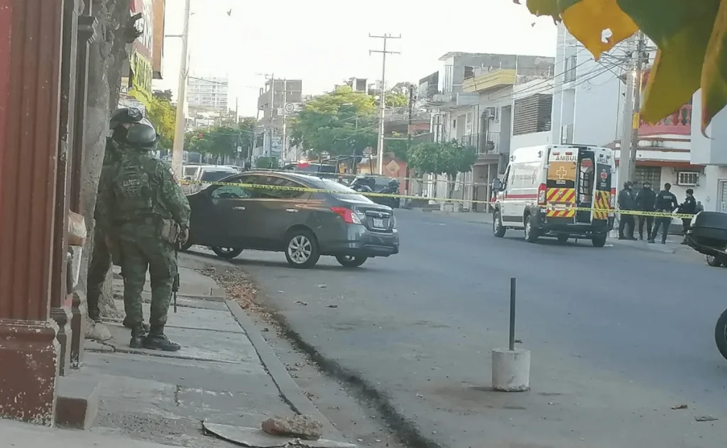 Hombre pierde la vida tras ser atacado a balazos mientras era trasladado en ambulancia en Culiacán