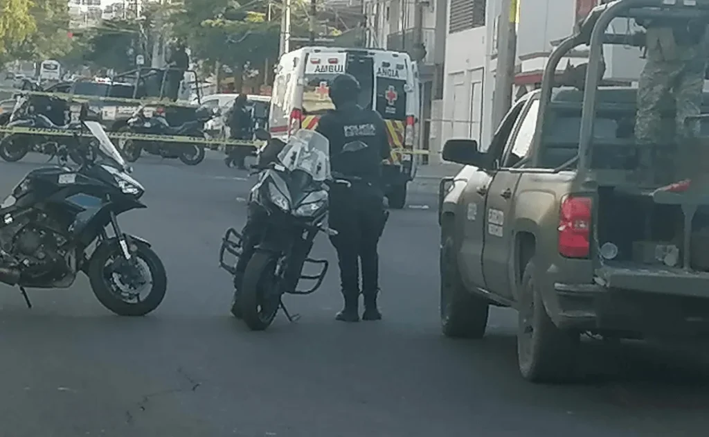 Hombre pierde la vida tras ser atacado a balazos mientras era trasladado en ambulancia en Culiacán