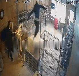 ¡Se busca!: Sujeto armado intentó asaltar una panadería; empleada evitó el robo en Coahuila 