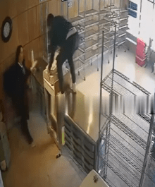 ¡Se busca!: Sujeto armado intentó asaltar una panadería; empleada evitó el robo en Coahuila 