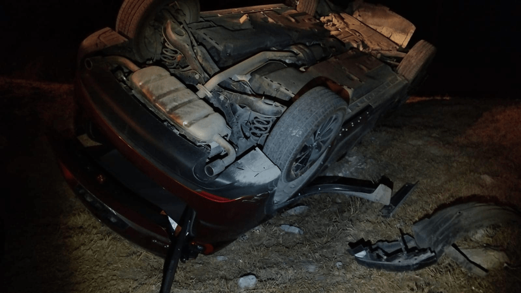 Conductor y acompañante vivieron aparatosa volcadura en la carretera Monterrey-Saltillo