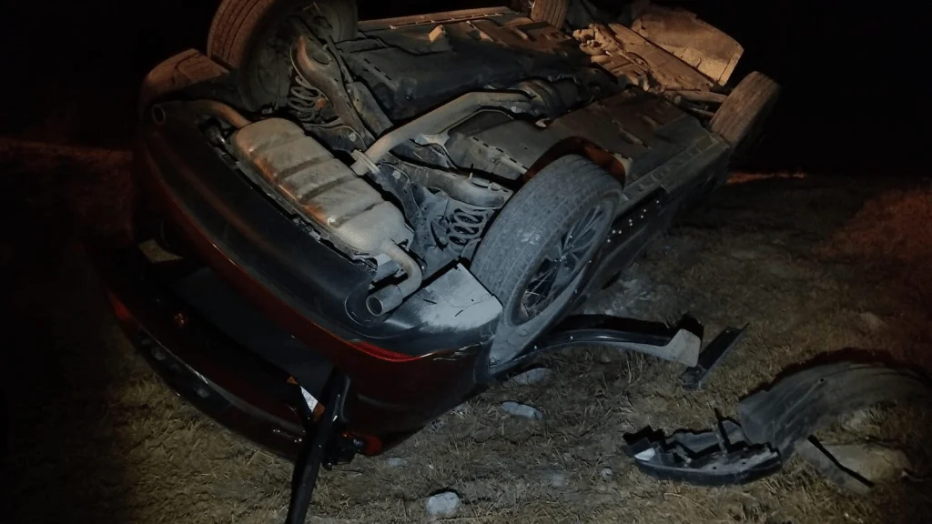 Conductor y acompañante vivieron aparatosa volcadura en la carretera Monterrey-Saltillo