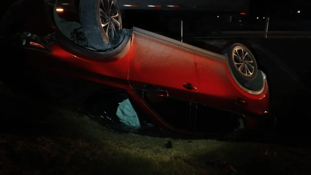 Conductor y acompañante vivieron aparatosa volcadura en la carretera Monterrey-Saltillo