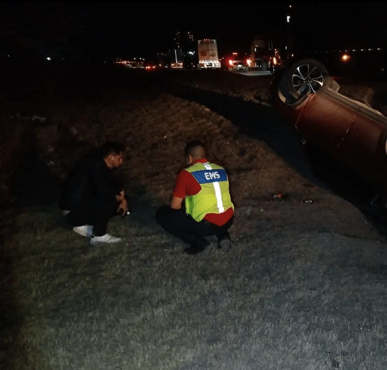 Conductor y acompañante vivieron aparatosa volcadura en la carretera Monterrey-Saltillo