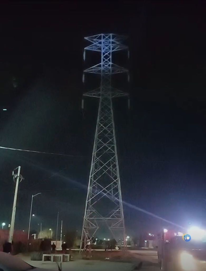 Joven es rescatada tras subir a torre eléctrica en Torreón, Coahuila