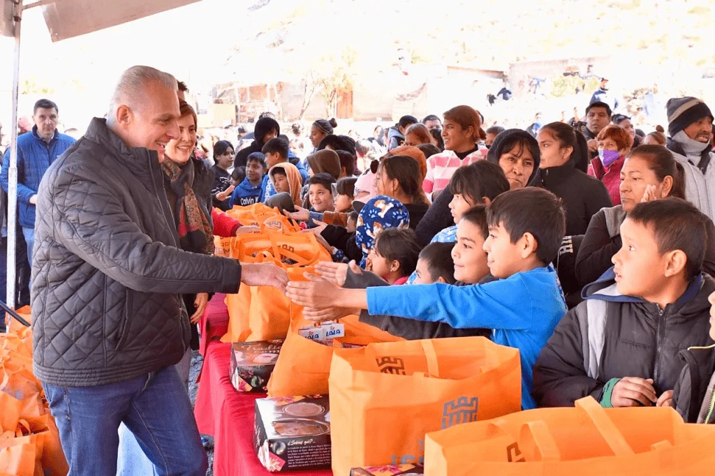 Román Alberto Cepeda González entrega 300 kits del programa "Abrígate Torreón"