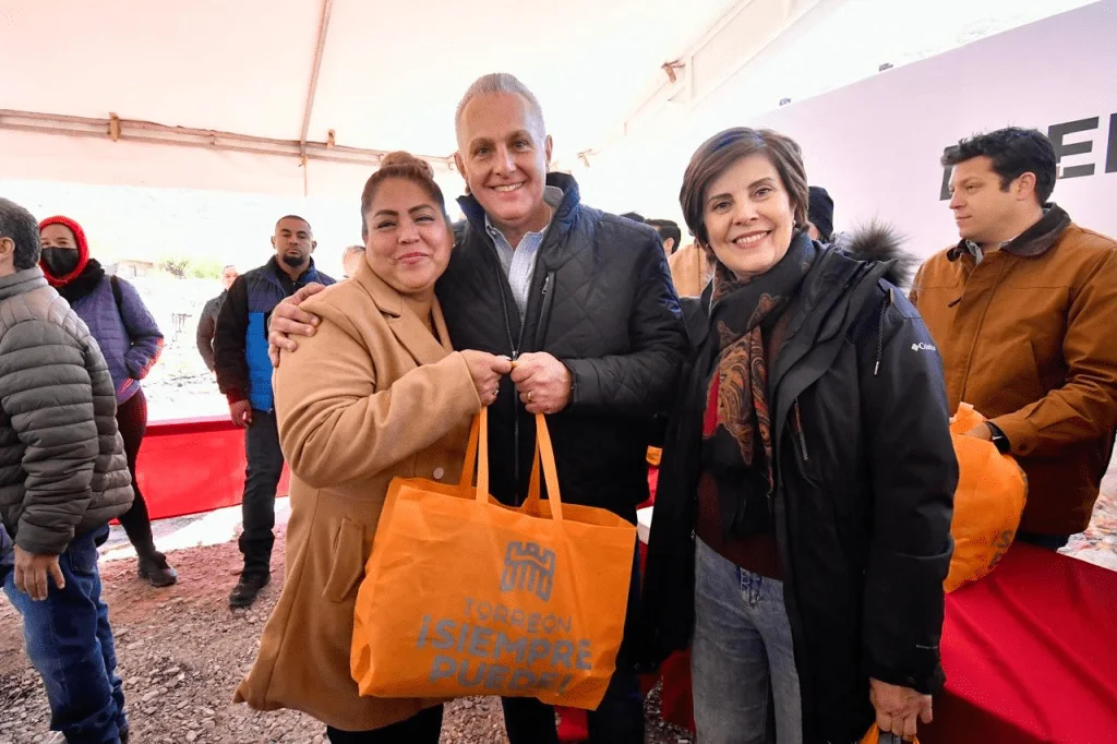 Román Alberto Cepeda González entrega 300 kits del programa "Abrígate Torreón"