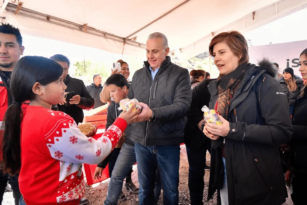 Román Alberto Cepeda González entrega 300 kits del programa "Abrígate Torreón"