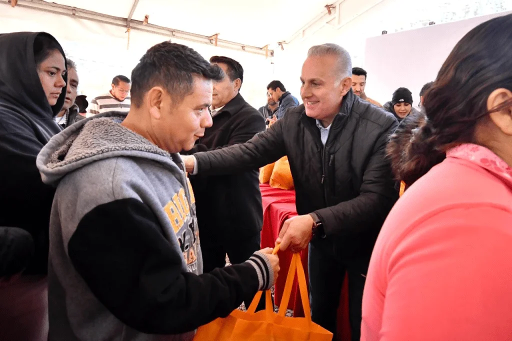 Román Alberto Cepeda González entrega 300 kits del programa "Abrígate Torreón"