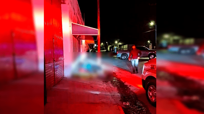 Hombre pierde la vida al resbalar en banqueta mojada en Monclova