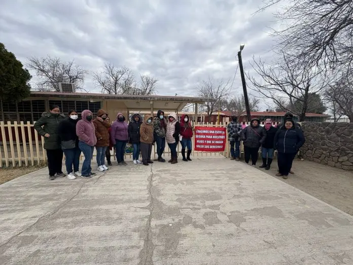 Se manifiestan padres de familia en la escuela 