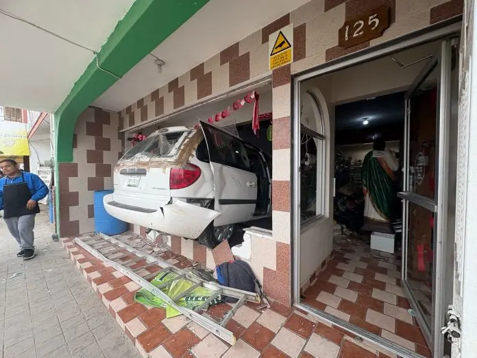 Adulto mayor provoca fuerte accidente en Sabinas