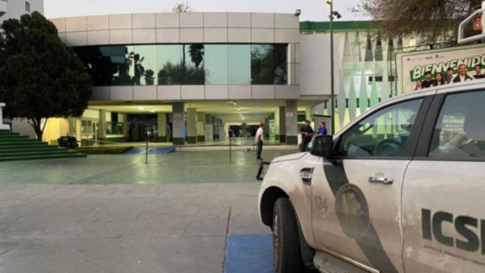 Estudiante fallece tras desvanecerse en el patio de la universidad
