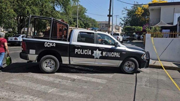 Encuentran sin vida a una mujer en su casa; su hijo la encontró