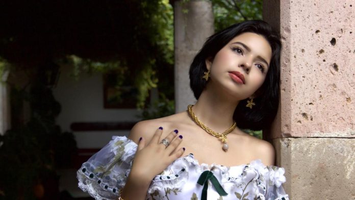 Ángela Aguilar nuevo look rubio