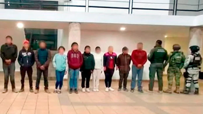 Autoridades encuentran a 10 personas secuestradas en una finca, entre ellas, niños
