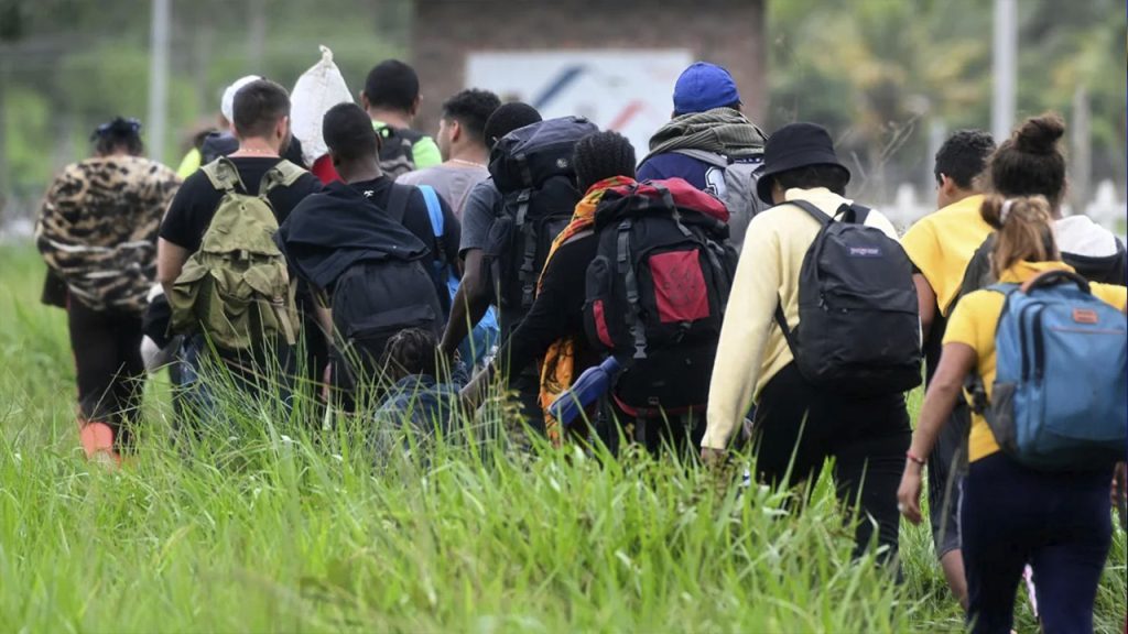 Autoridades liberan a 10 migrantes, hay cuatro sospechosos