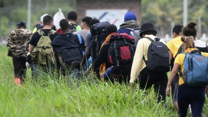 Autoridades liberan a 10 migrantes, hay cuatro sospechosos