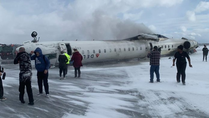 Avión de Delta Airlines sufre percance en Toronto y queda volteado en la pista