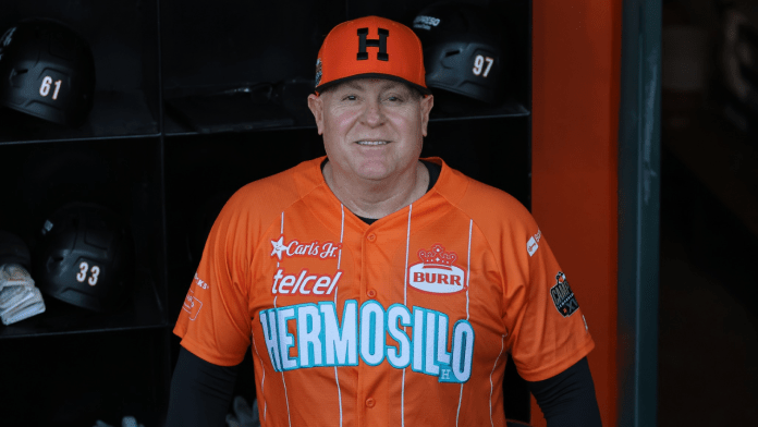Canelo Canizales coach de bateo en Caliente de Durango
