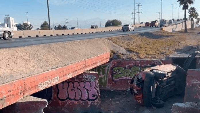 Conductor ebrio vuelca y cae en canal de drenaje en Coahuila