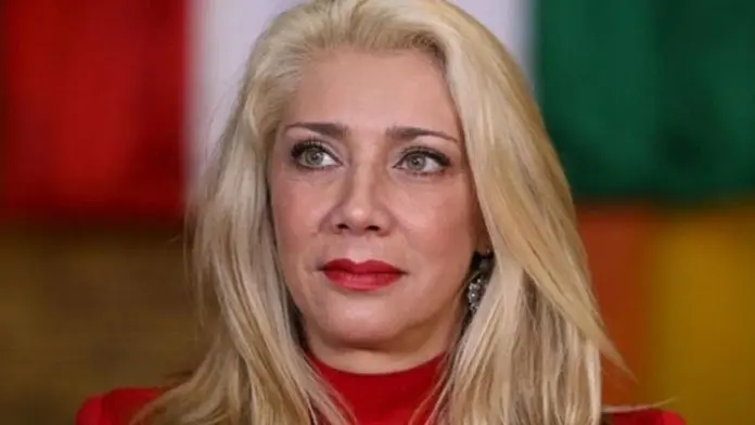 Cynthia Klitbo recibe atención médica tras la mordedura de una araña viuda negra durante una grabación