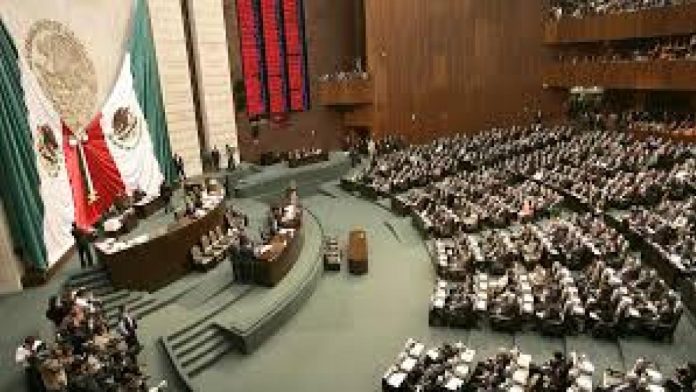 Diputados aplazan reforma que permite elegir el orden de los apellidos de los hijos