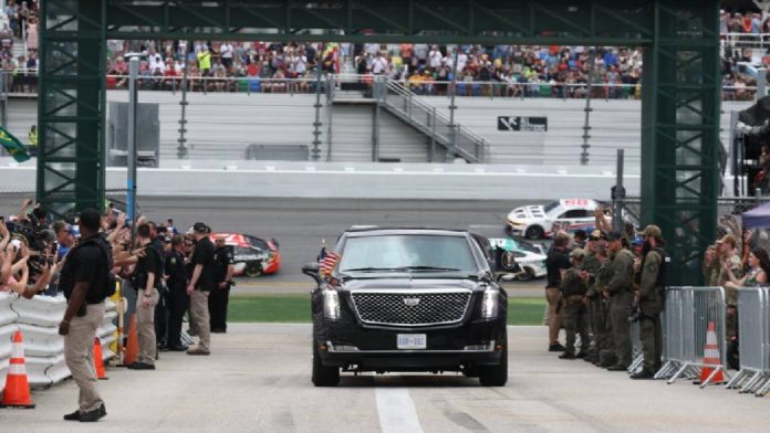 Donald Trump recorre el circuito de Daytona 500 a bordo de “La Bestia” antes del inicio de la carrera