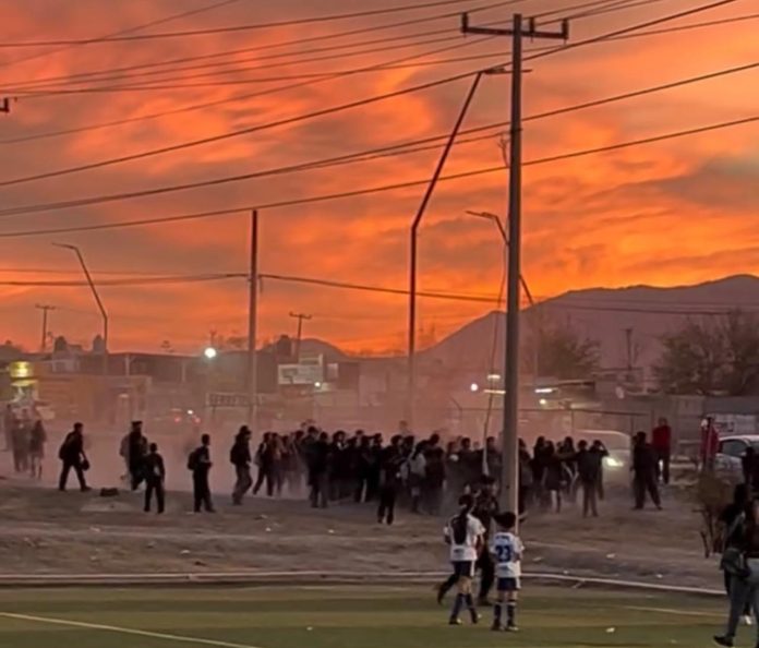 Convierten campo de fútbol en ring durante riña estudiantil en Monclova